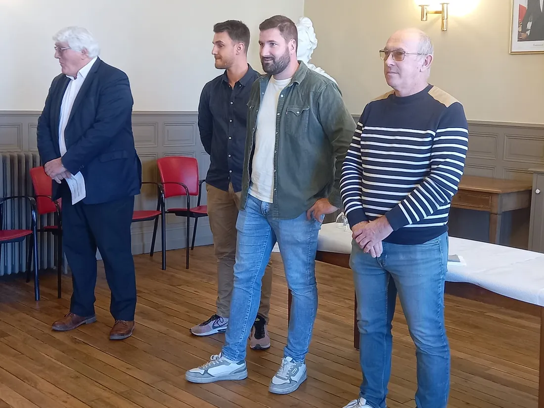 Les 3 hommes décorés par le maire Gérard Hébrard