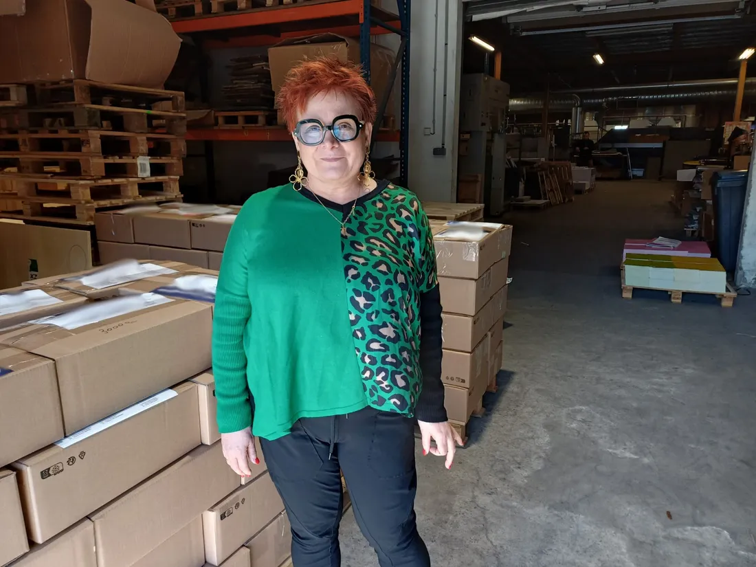 Marie-Line Terme près des palettes de bulletins de vote.