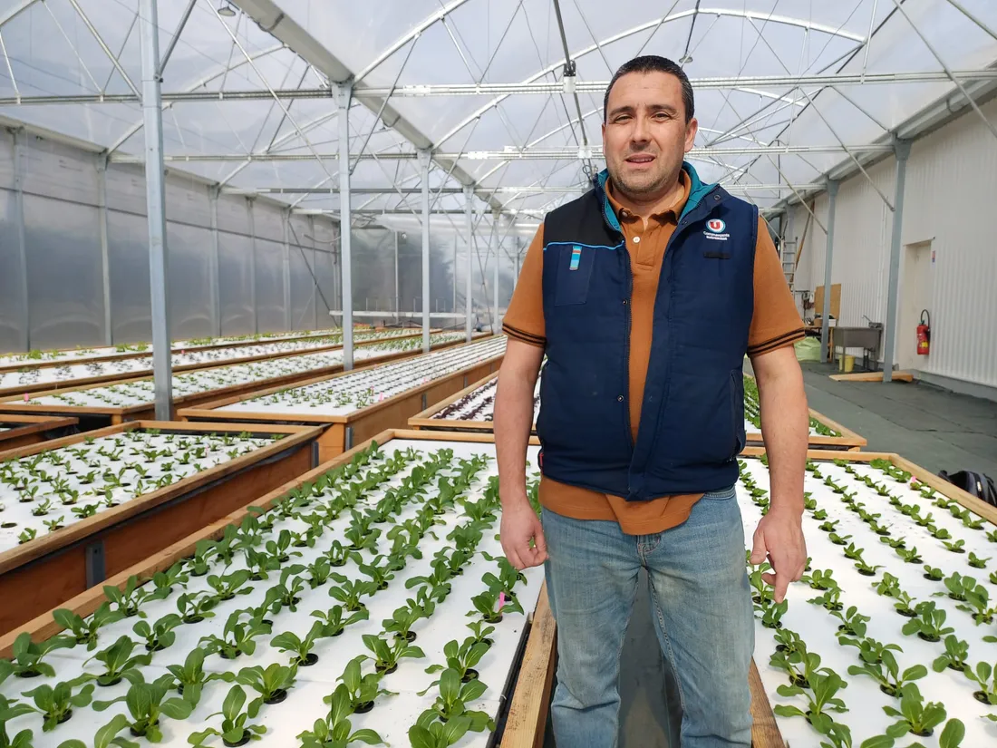 Patrice Marchi devant la ferme aquaponique de Labastide Saint-Pierre.