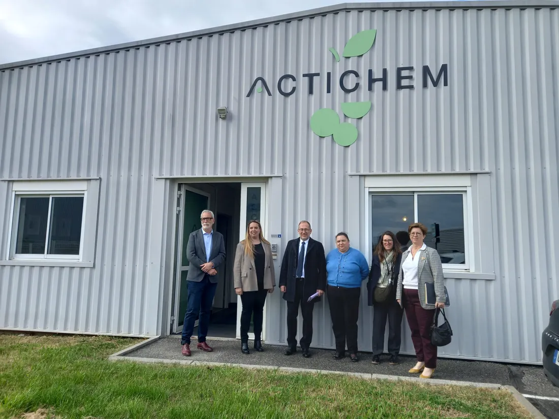 L'entreprise Actichem à Albasud lors de la visite du préfet Vincent Roberti.