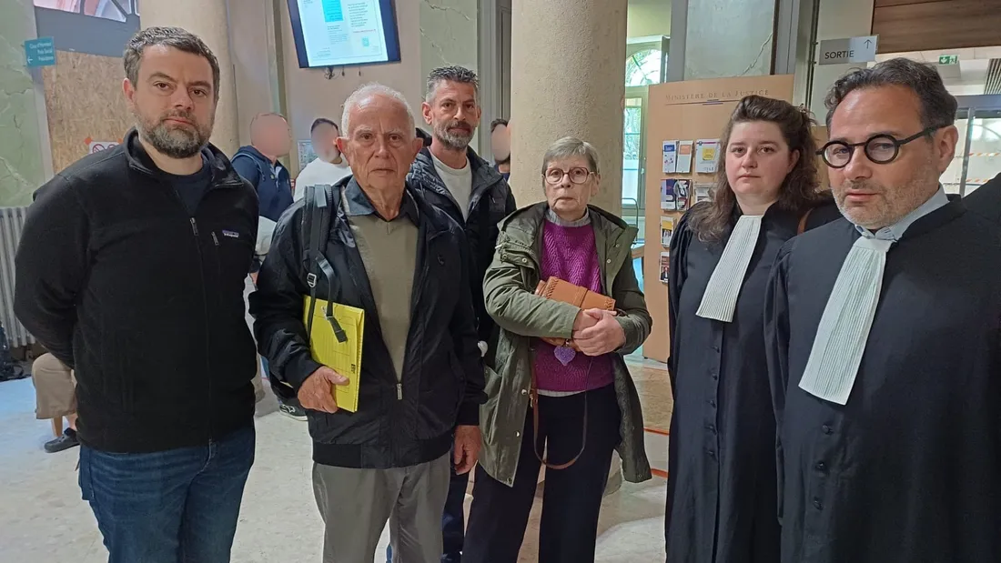 Me Arakelian et Me Gourdet aux côtés des parents et frères d'Isabelle Gabens