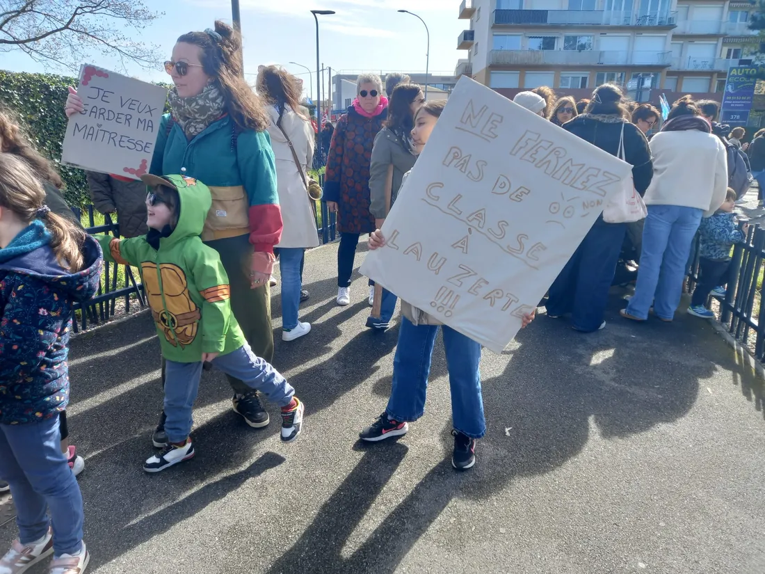 Rassemblement contre la fermeture de classe à Montauban