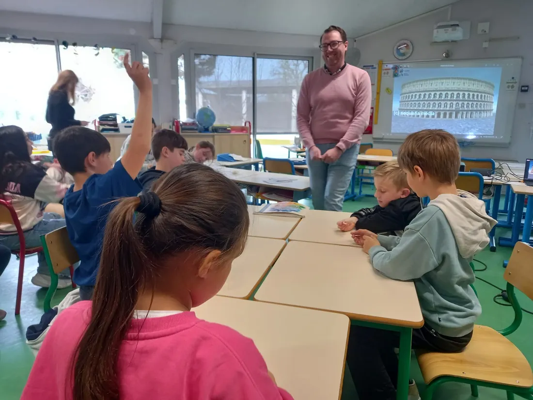 Les enfants du centre de loisirs de Monteils en pleine préparation du spectacle "La porte du temps"