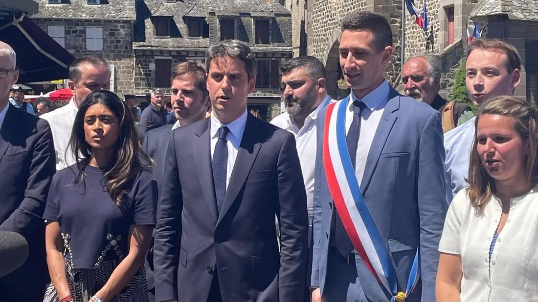 Gabriel Attal et ses soutiens en Aveyron le 22 mai 2026.