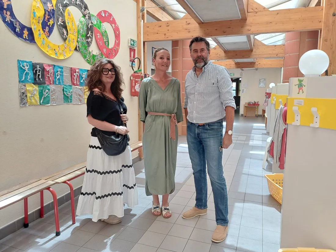 Virginie De Nascimento, Sophie Grousseau et Thierry Ballarin visitent l'école maternelle Dolto.