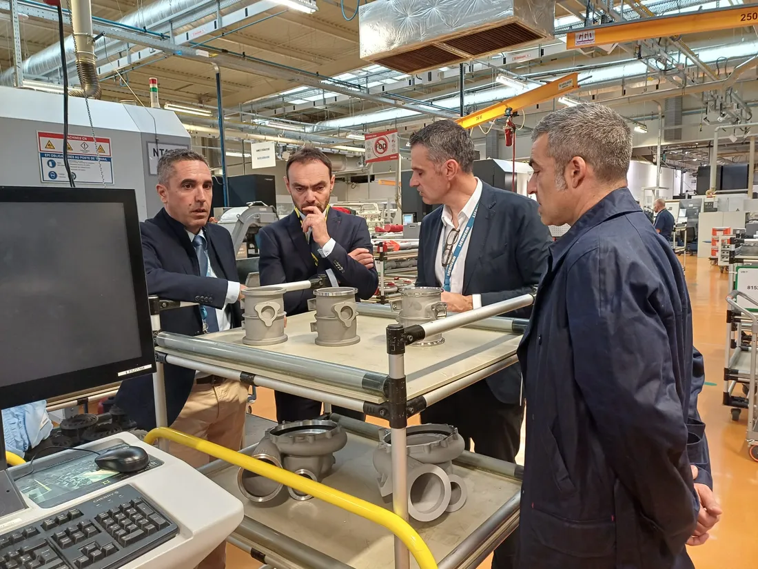 Sébastien Cauwel aux côtés de Mathieu Tournier directeur général Liebherr-Aerospace (à gauche).