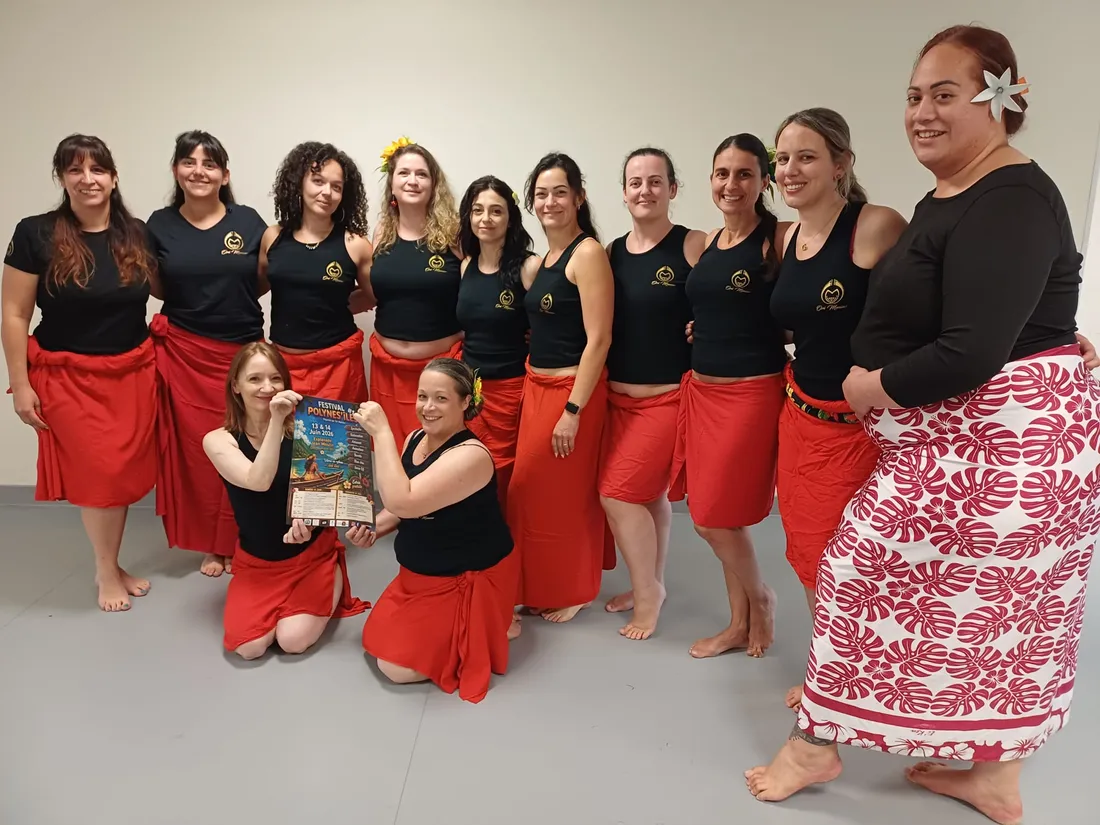 Mehiva Gendron (à droite) et les danseuses de Ori Menino.