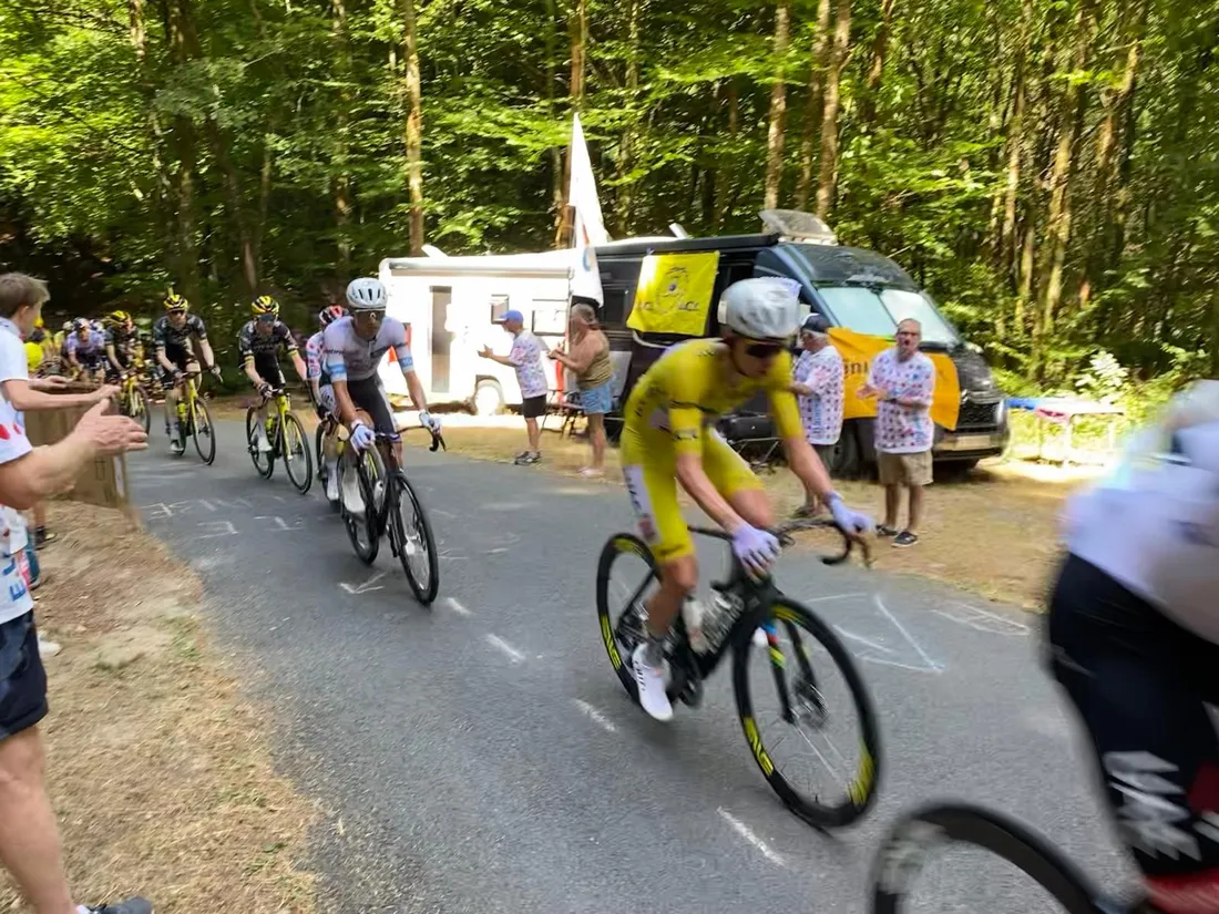 Le maillot jaune Tadej Pogacar dans la monée du Suc au May