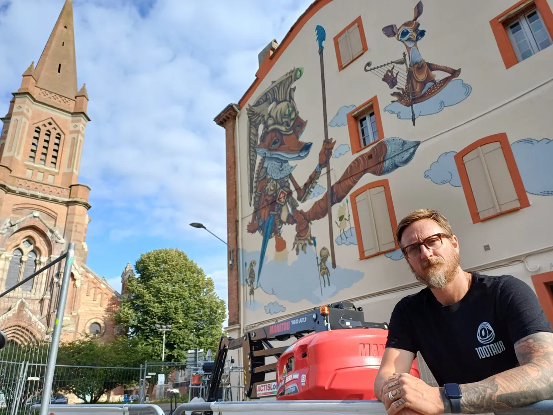 100TAUR devant la fresque géante du quartier Villebourbon.