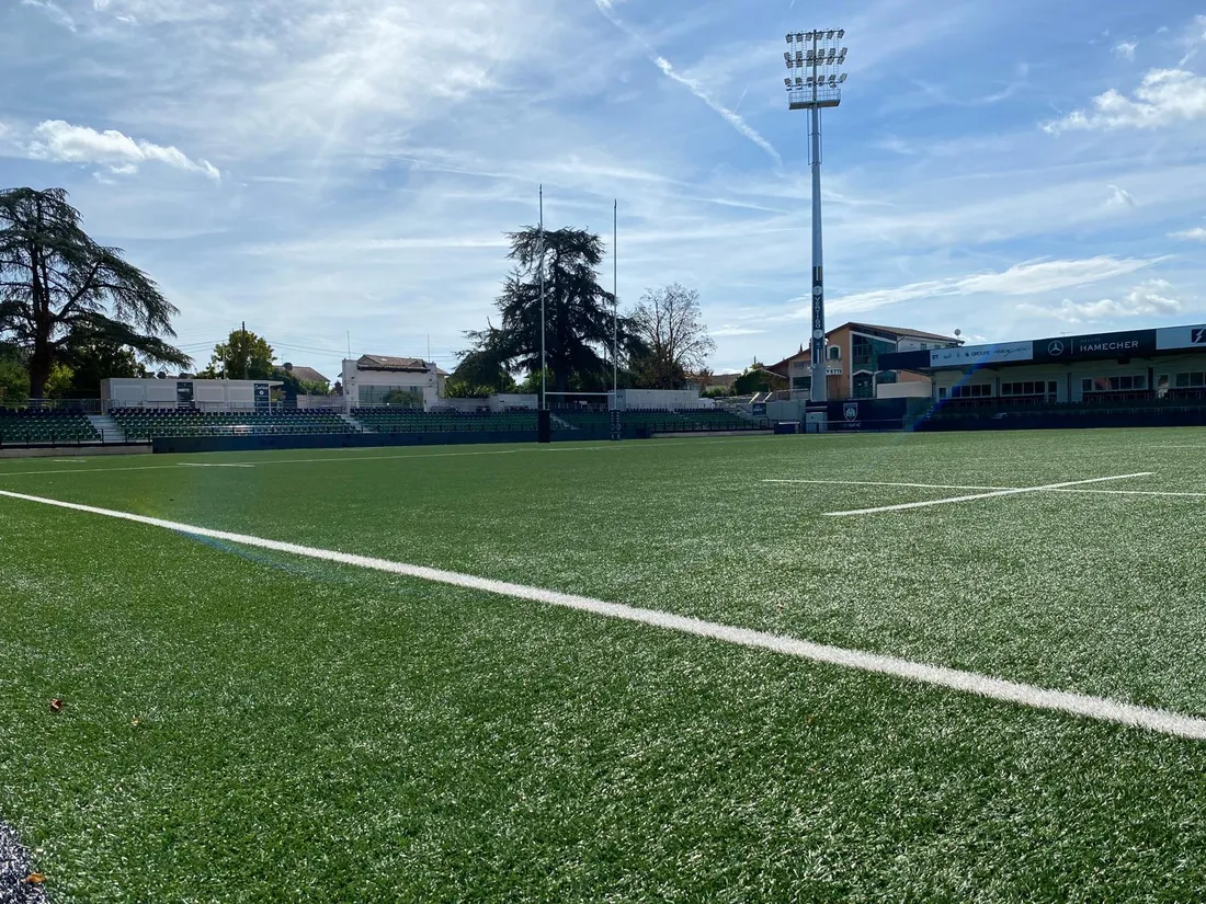 La pelouse synthétique de Sapiac, reconnue comme la meilleure de la saison 2025-2026