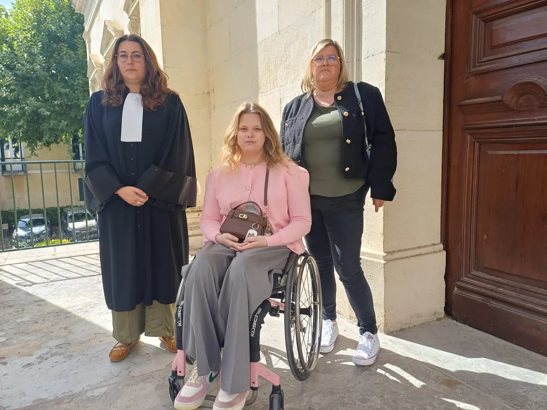 Coraline et Faustine Poettoz et leur avocate Constance Grivelet à la sortie du tribunal de Cahors.