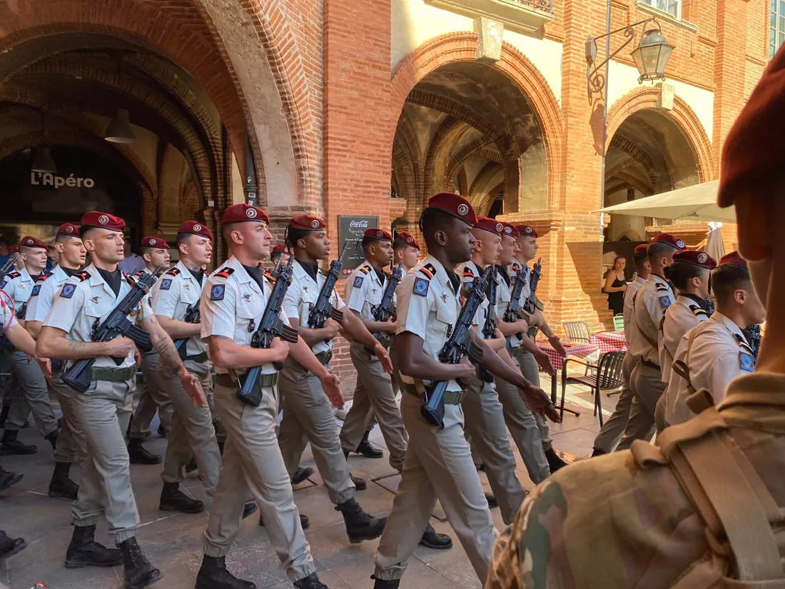 Les soldats du 17e RGP place Nationale à Montauban
