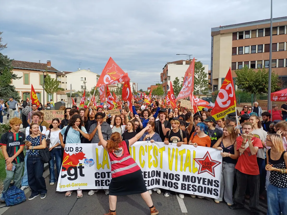 Une centaine de lycéens ont pris la tête du cortège syndicale à Montauban.
