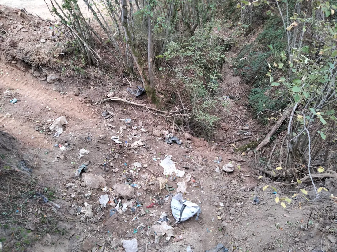 À Bournazel, 1 ancienne décharge sauvage est en cours de dépollution.
