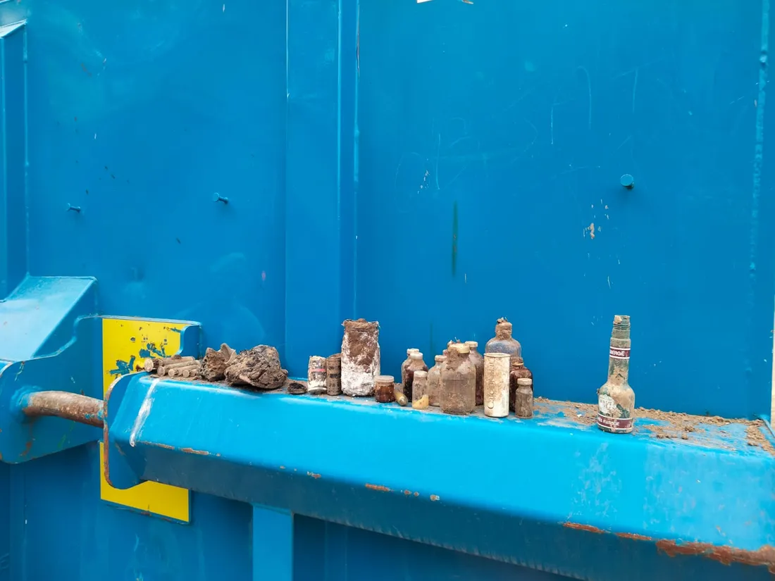 Des déchets accumulés depuis des décennies sont retirés du lit d'un ruisseau.