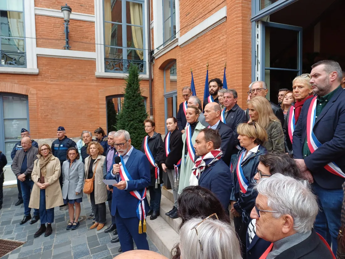 Les élus réunis à la mairie de Montauban aux côtés du préfet Sébastien Cauwel.