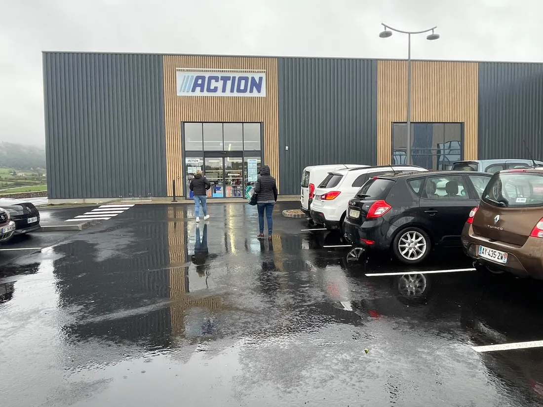 Les clients présents depuis l'ouverture du magasin Action à Langogne