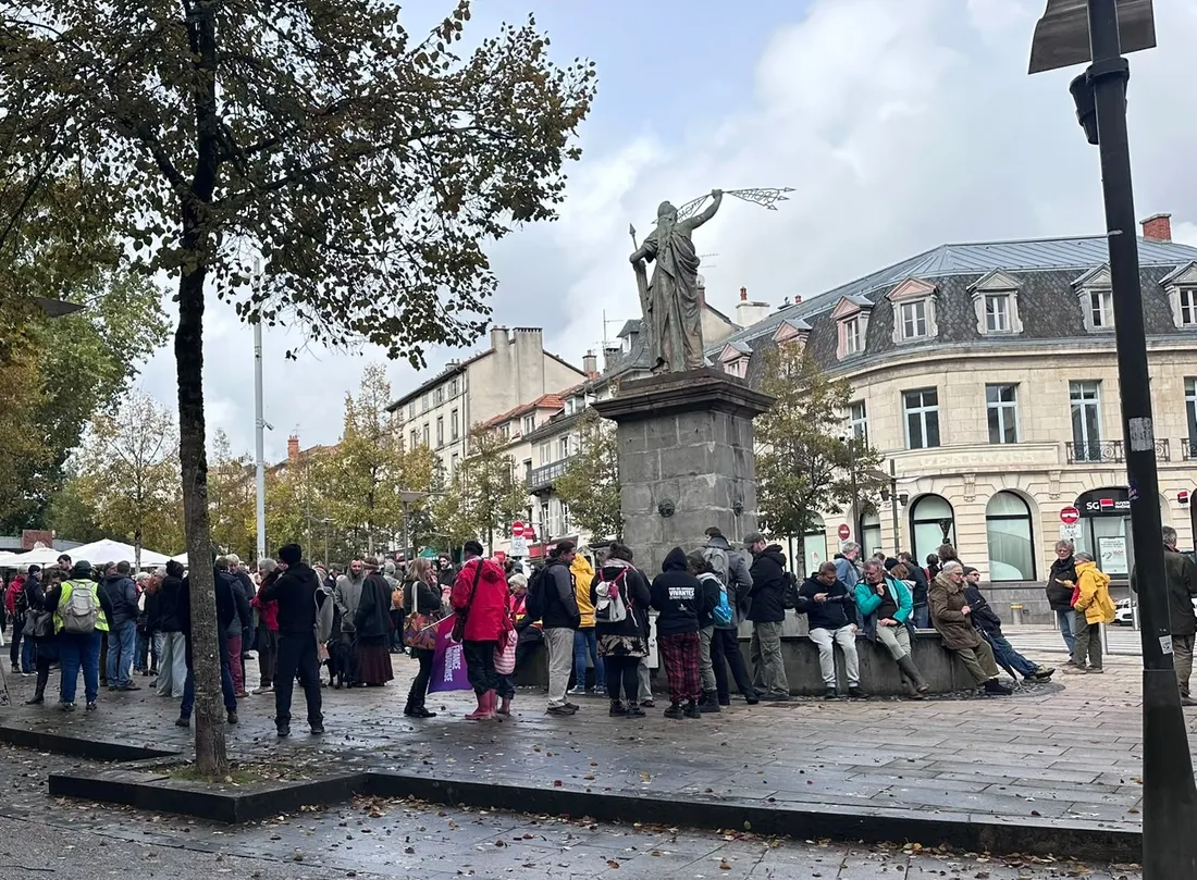 Une centaine de manifestants se sont retrouvés place des Droits de l'Homme à Aurillac.