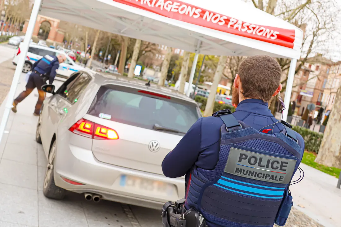 Deux policiers municipaux contrôlent le système d'éclairage d'une voiture à Albi.