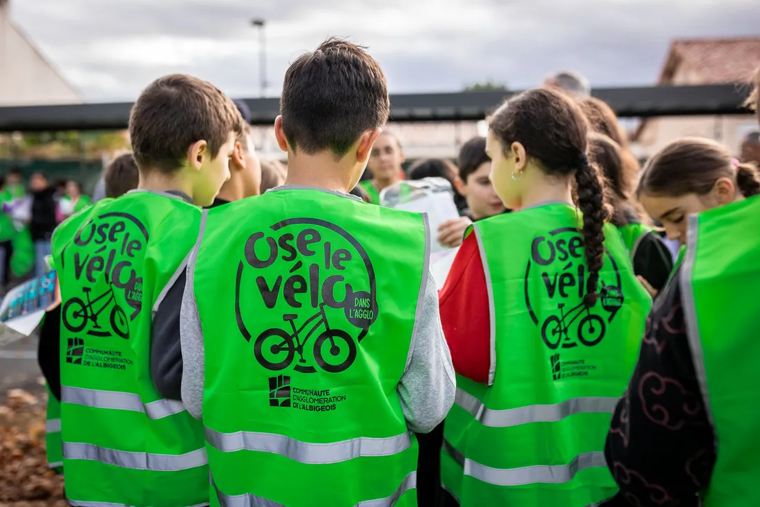 Les gilets sont distribués aux écoliers dans le cadre de l'opération "à vélo, fais toi bien voir"