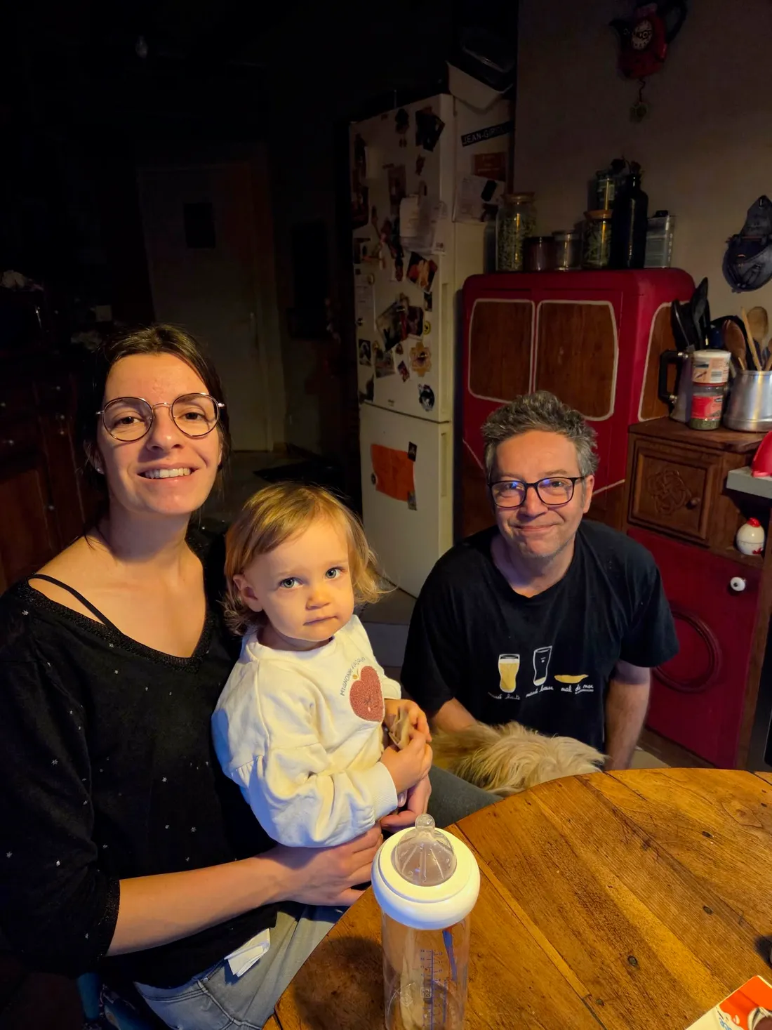Léa et la petite Louise aux côtés de leur hôte le matin des 2 ans de la fillette. 