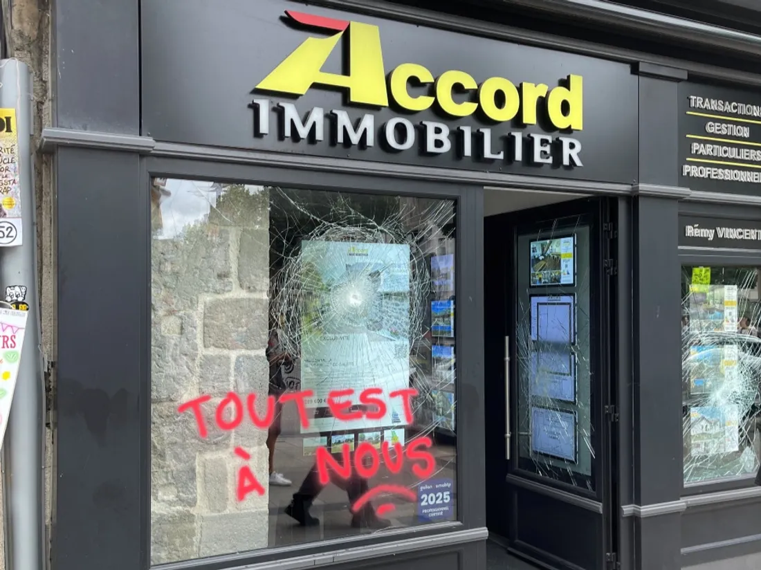 Les dégâts après les violents affrontements de la nuit du 20 août à Aurillac (15)