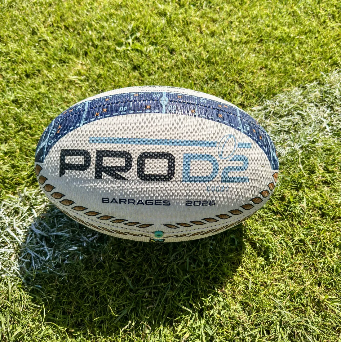 Le ballon de rugby utilisé pendant les phases finales de Pro D2.