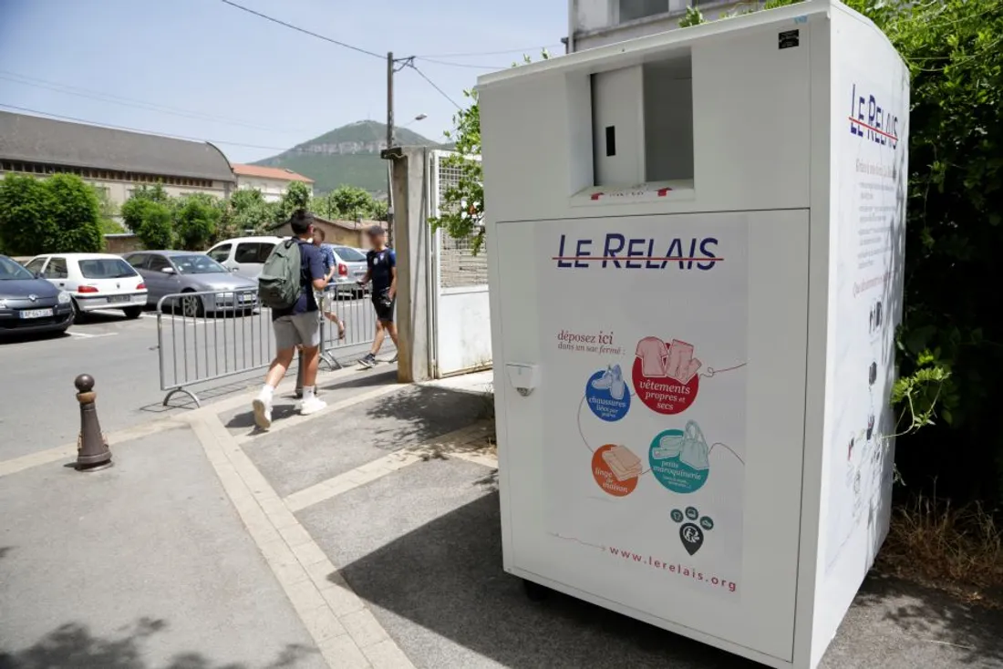 Un borne de collecte de textiles à Millau (Aveyron).