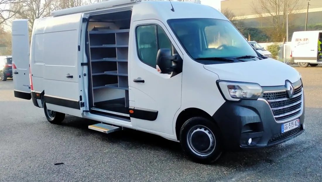 La camion estimé à 60 000€ avait été aménagé avec des frigos par les Restos du Coeur.