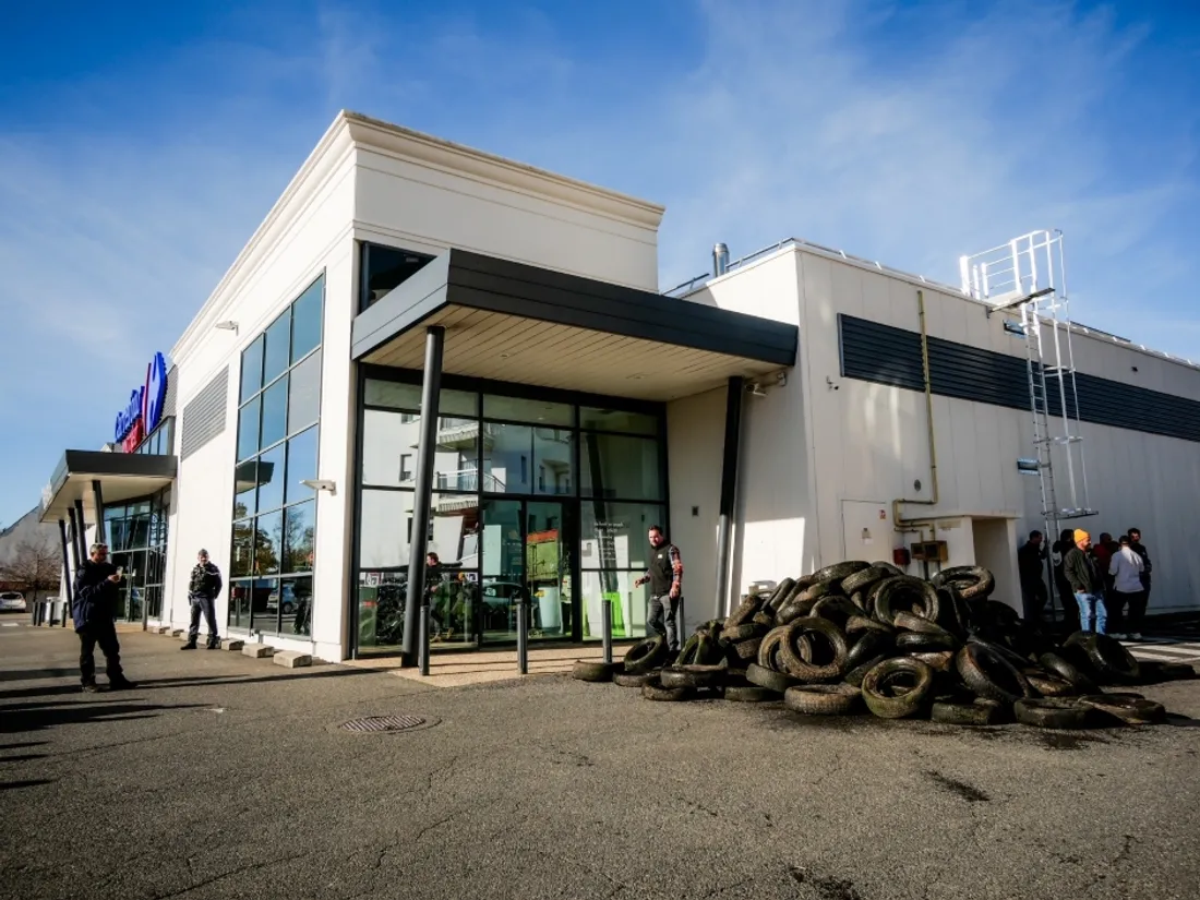 Pneus devant le magasin Carrefour de Luc-la-Primaube (12)