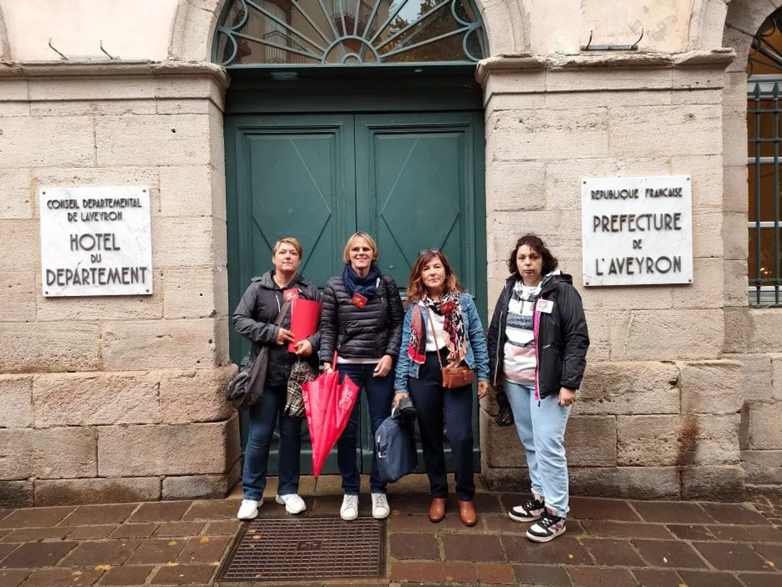 Les représentantes de la CGT devant la préfecture de l'Aveyron le 26 septembre 2024