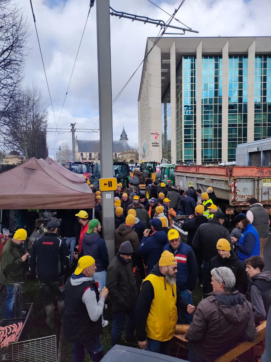 Les agriculteurs devant le siège de la région Nouvelle-Aquitaine