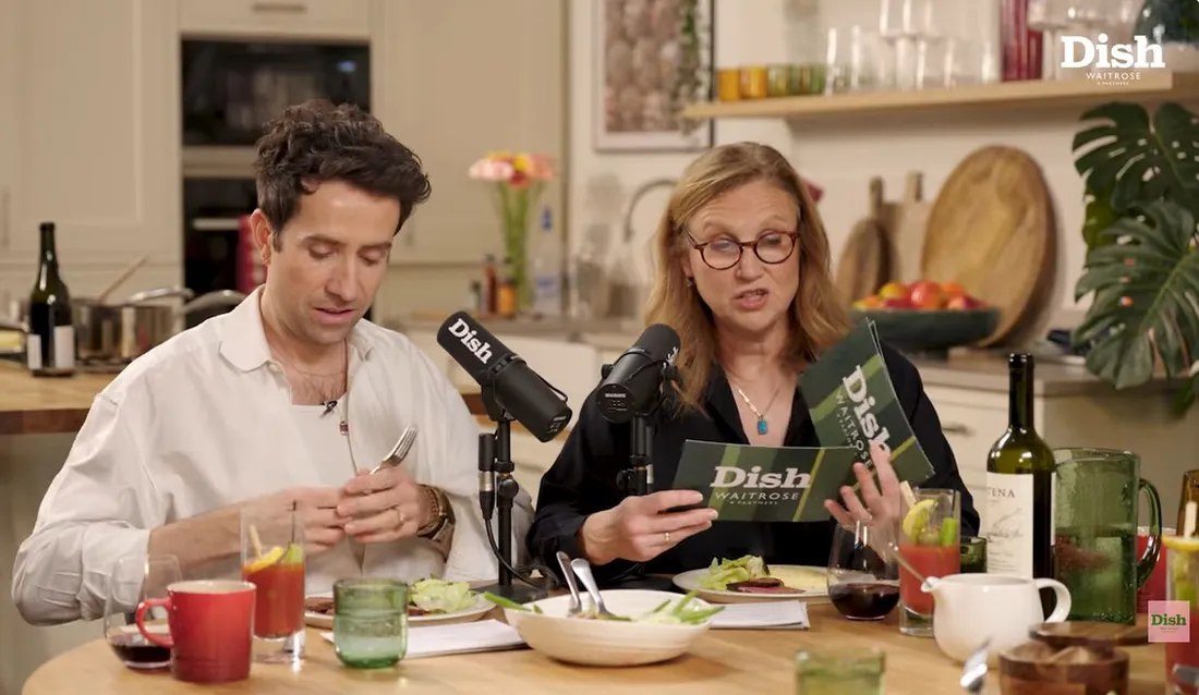 Les présenteurs du podcast britannique Dish, avec de l'aligot au menu.