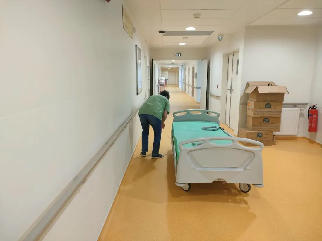 Les lits doivent être en place avant l'arrivée des résidents à l'EHPAD de Millau