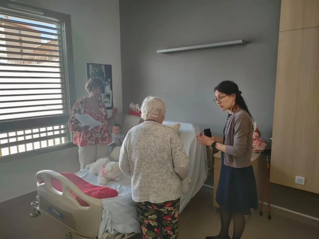 Pierrette Lavabre découvre sa chambre à l'EHPAD de Millau