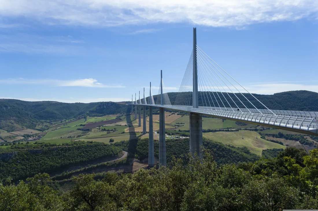 Le viaduc de Millau (Aveyron) et l'A75 sous le soleil.