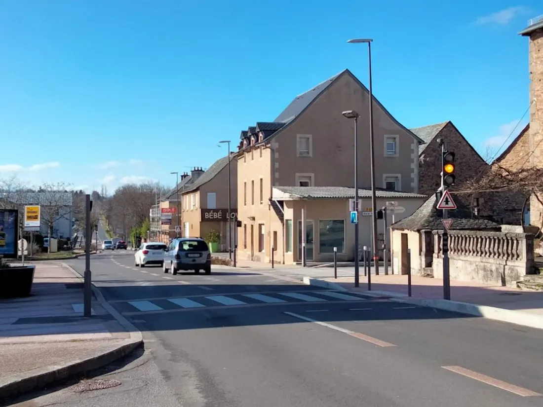 Un feu tricolore avenue de Toulouse à La Primaube (Aveyron)