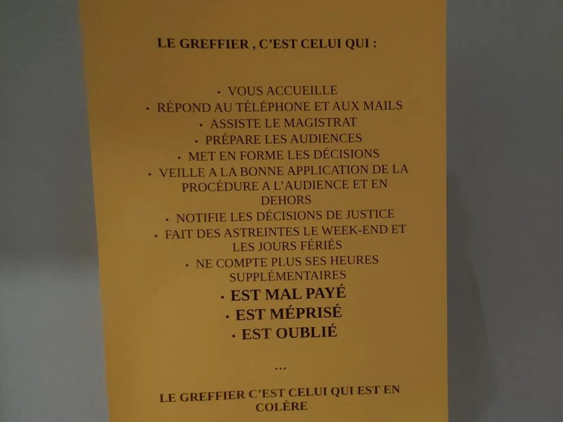 Les greffiers affichent leur colère au tribunal de Rodez (Aveyron)