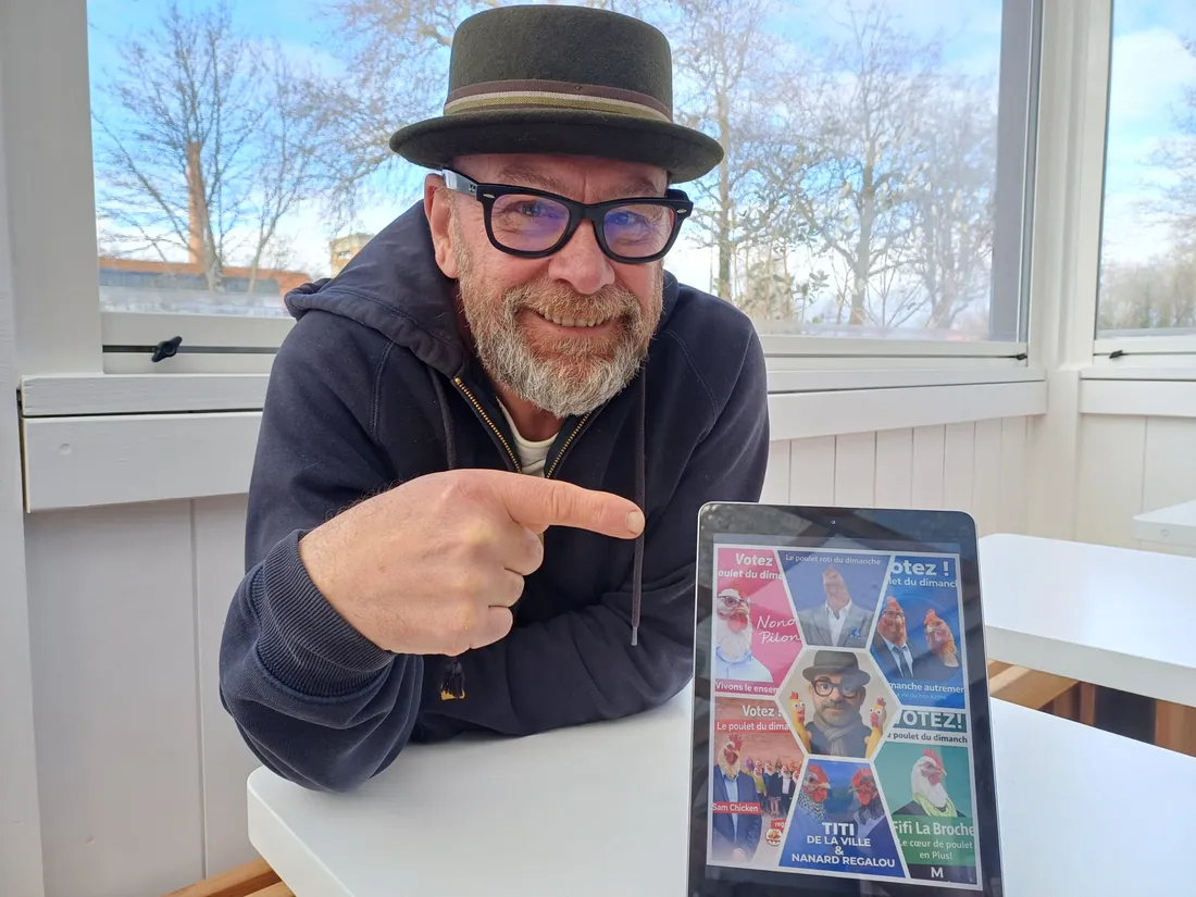 Philippe Wion avec ses affiches politique en mode "poulet du dimanche".