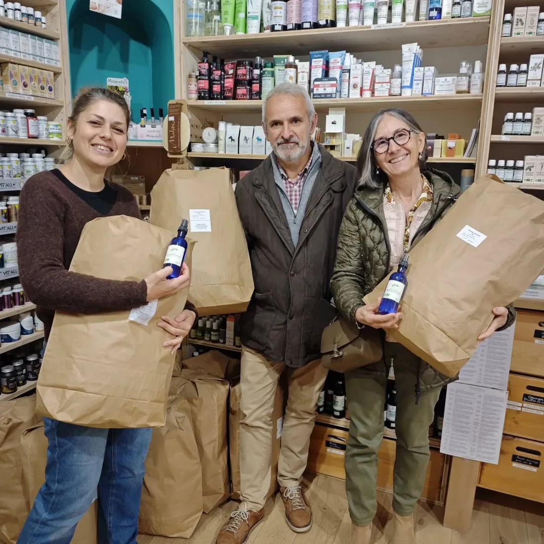 Emilie Boulay, herboriste à Figeac avec deux de ses fournisseurs.