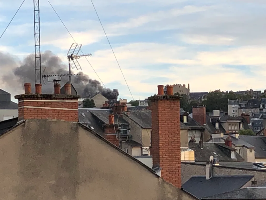 Les fumées de l'incendie des locaux de Rodez Agglomération (Aveyron).