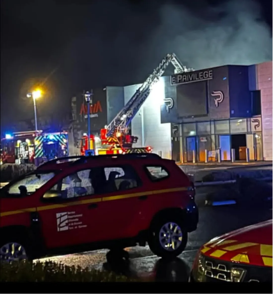 Les pompiers en intervention sur les bâtiments voisins