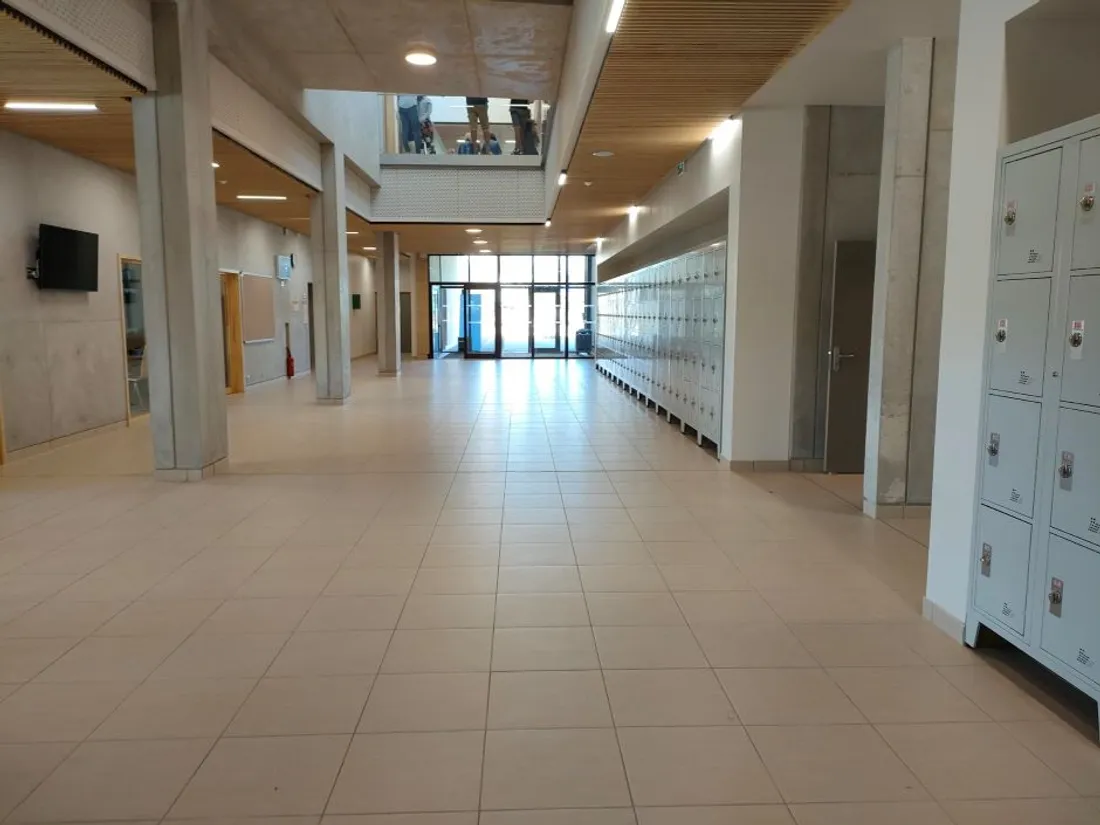Le hall d'entrée du collège du Larzac, à La Cavalerie (Aveyron).