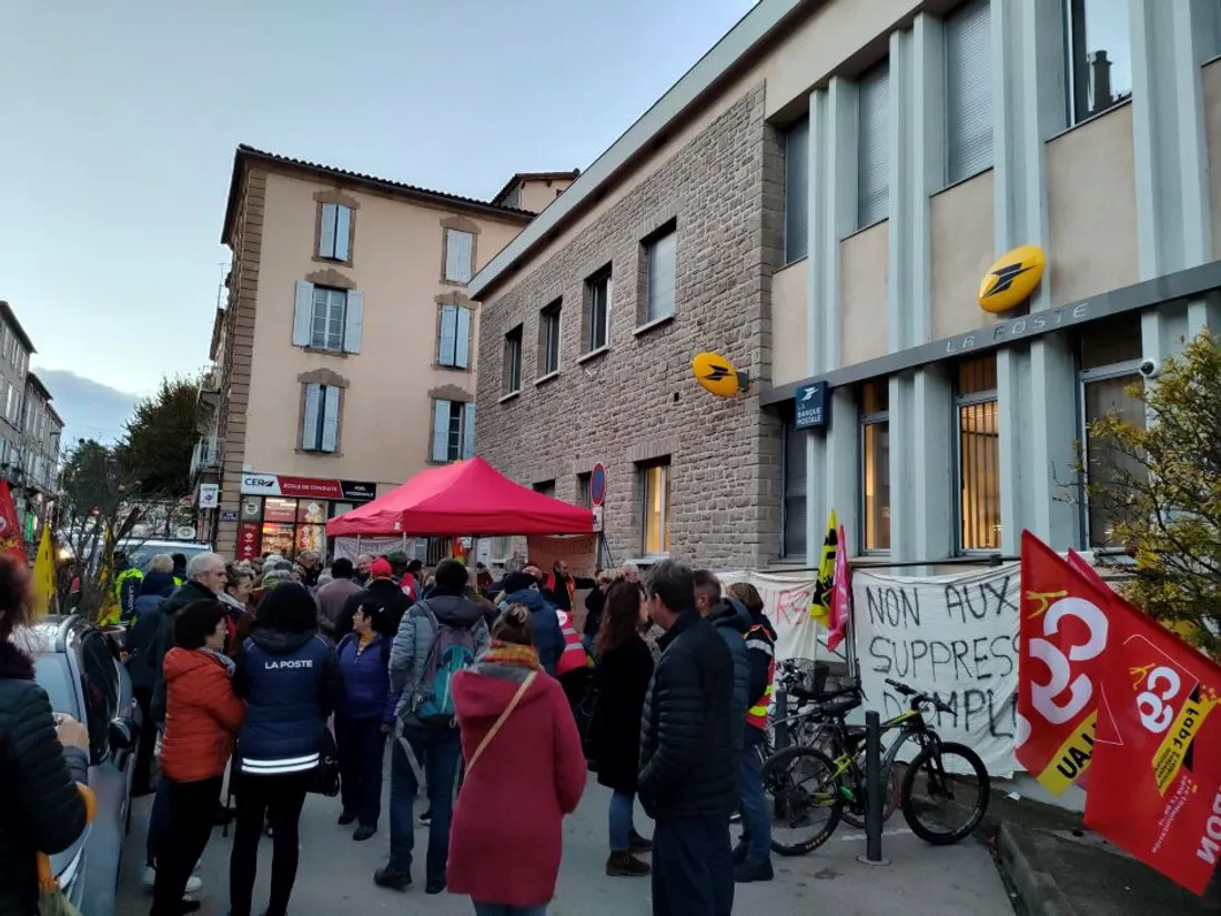 Rassemblement de soutien aux grévistes devant le bureau de poste de Millau (Aveyron)