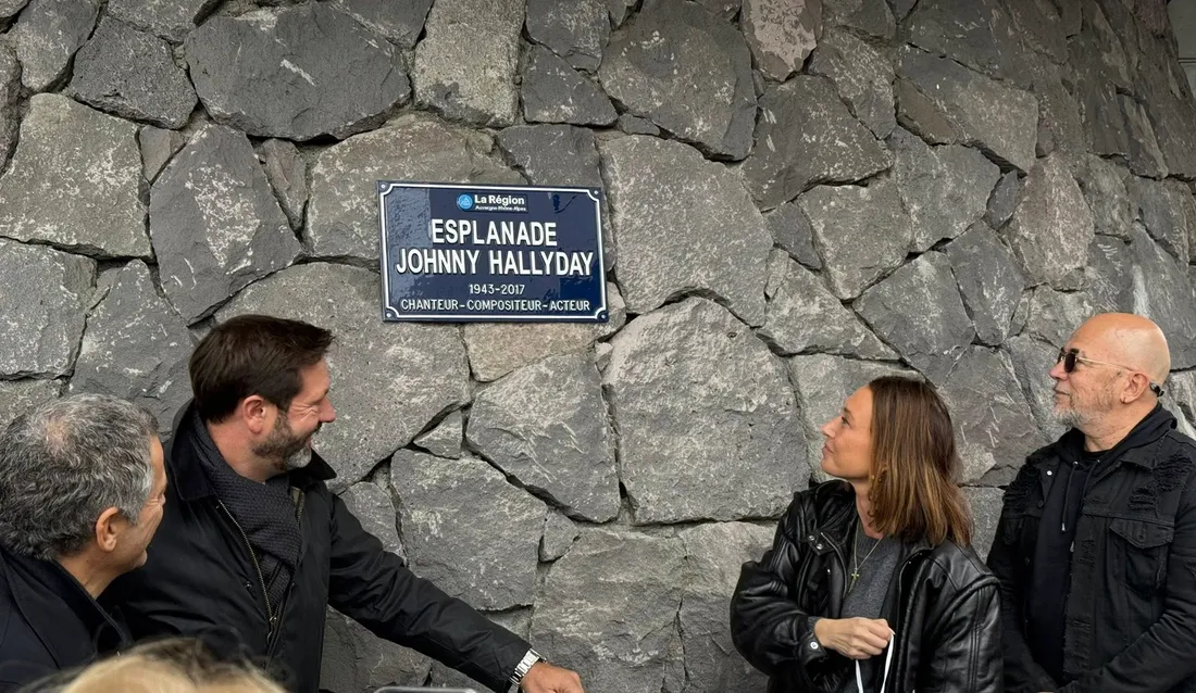 Laura Smet dévoile la plaque au nom de Johnny Halliday au zénith d'Auvergne.