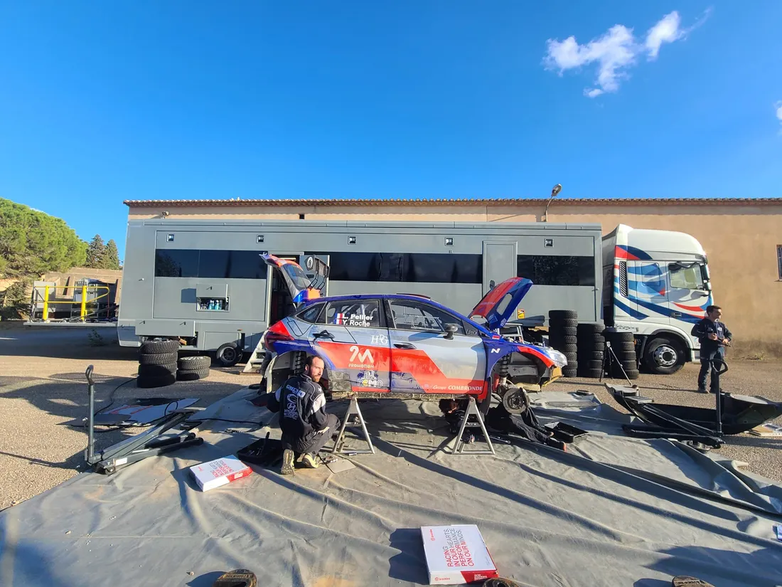 La voiture de Laurent Pellier avant le rallye des Cardabelles