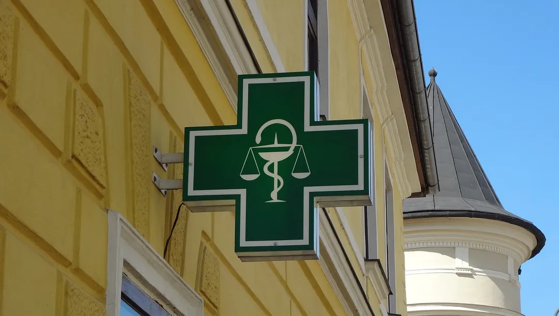 Une enseigne de pharmacie.