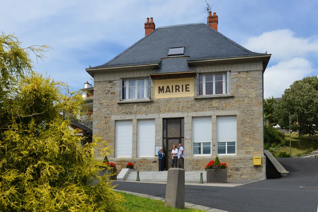 La mairie de Brommat (Aveyron)