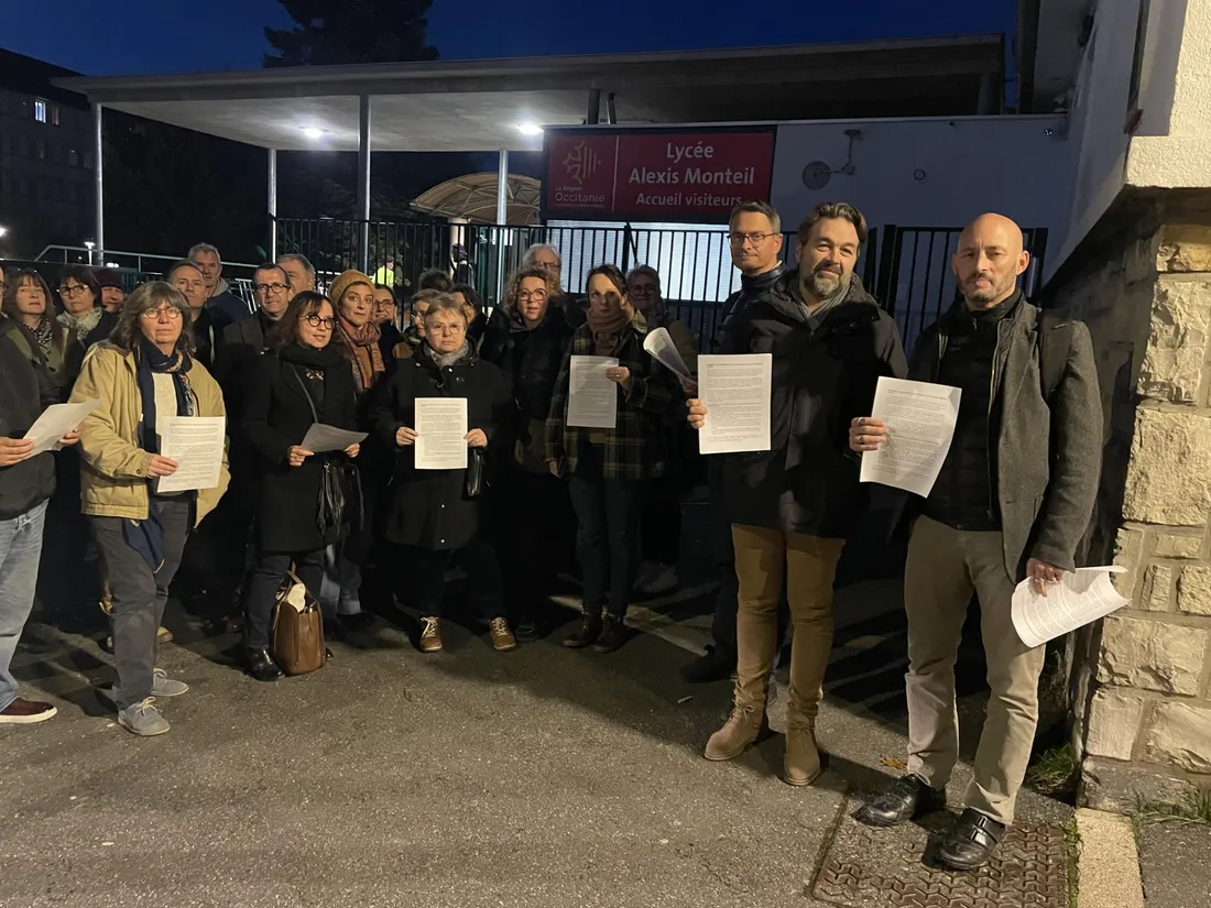 Mobilisation du personnel du lycée Monteil à Rodez pour dénoncer le manque de moyens.