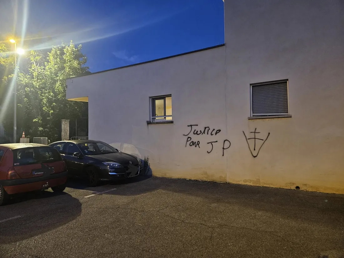 Un tag a été découvert le 25 août 2025 sur la mosquée de Millau (12).